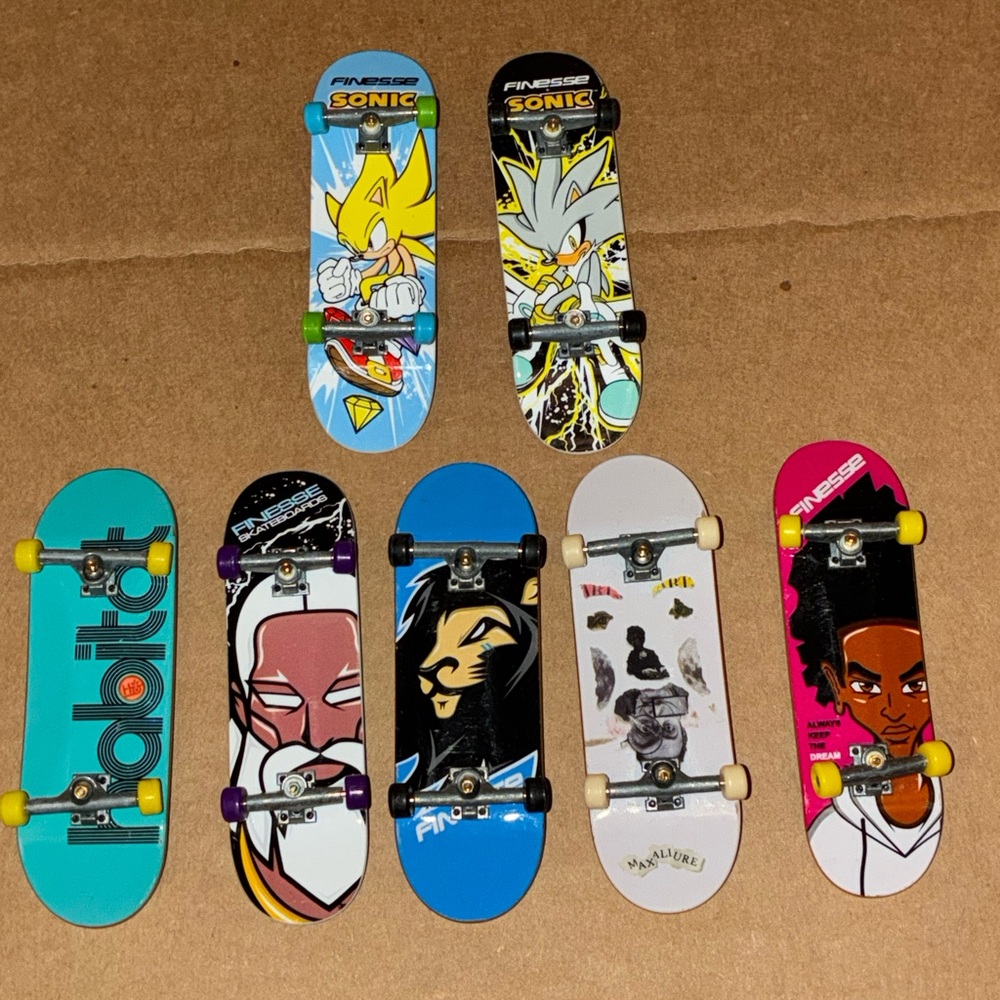 Tech Deck / Fingerboard Skateboard Lot – 7 Mini Boards – Finesse/Sonic & More